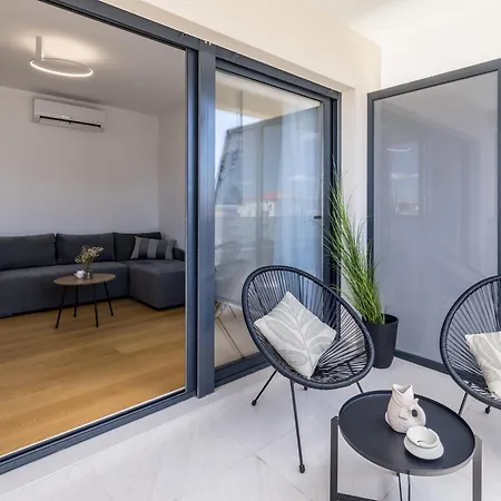 Make Memories By The Sea - Storia