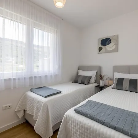 Make Memories By The Sea - Storia *